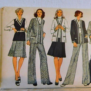 Può includere: Un modello di cucito vintage Simplicity per abbigliamento femminile. Il modello è per una giacca, pantaloni e gonna. Il modello è degli anni '70 e presenta uno stile retrò. Il numero del modello è 6114 e la stilista è Wanda Allen.