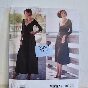 Może przedstawiać: Wzór szycia na czarną sukienkę z długimi rękawami i dekoltem w kształcie łódki. Wzór pochodzi od Michaela Korsa, Vogue American Designer. Numer wzoru to 2625.