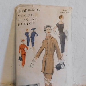 Pode incluir: Padrão de costura vintage Vogue Special Design, número S-4619, para o tamanho 14, com um preço de venda sugerido de $ 1,50. O padrão apresenta três designs de vestidos diferentes, incluindo um vestido de casaco marrom, um vestido azul com gola branca e um vestido preto com gola branca.