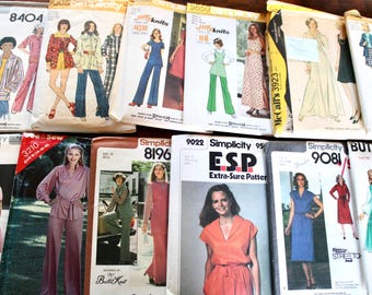 Lote de patrones de costura de los años 70: doce patrones de mujer, diez de busto 38-40 y dos de busto 34-36. Todos completos. Patrón de vestido de los años 70. Traje de pantalón de los años 70.