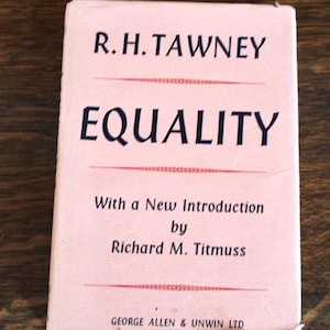 Puede incluir: Una cubierta de libro rosa con el título "EQUALITY" en texto negro. El autor es R.H. Tawney, con una nueva introducción de Richard M. Titmuss. El libro es publicado por George Allen & Unwin Ltd.