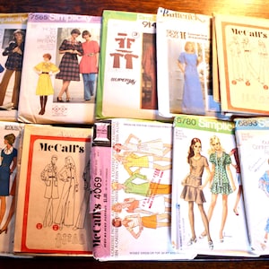 Może przedstawiać: Kolekcja starych wykrojów krawieckich, w tym marki Simplicity i McCall's. Wzory prezentują ilustracje projektów odzieżowych z lat 70., w tym sukienek i spodni. Okładki prezentują kolorową grafikę i tekst.
