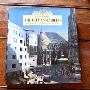 Staden samlade urban form genom historien av Spiro Kostof Inbunden med skyddsomslag Urban designbok ISBN 0-8212-1930-8