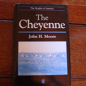 Los Cheyennes de John H. Moore - Serie Los Pueblos de América - Tapa dura con sobrecubierta Primera edición de 1996 ISBN 1-55786-484-5 Nativo
