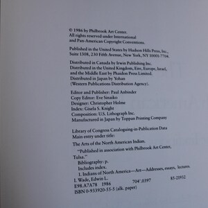 以下が含まれることがあります： 「The Arts of the North American Indian」というタイトルと「Published in association with Philbrook Art Center, Tulsa.」というテキストが書かれた本の表紙。表紙は白で、テキストは黒です。