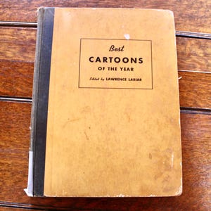 Melhores cartuns da Segunda Guerra Mundial do ano editados por Lawrence Lariar 1942 Cartuns da Segunda Guerra Mundial Livro de humor da era da Segunda Guerra Mundial com inscrição
