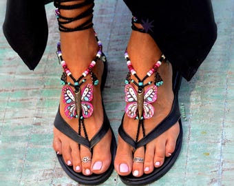 Reservado. Sandalias descalzas hechas a mano con mariposas rosas. Mariposas fucsia. Sandalias hippies boho con tiras al tobillo. Pies de hada. Joyería de verano. GPyoga