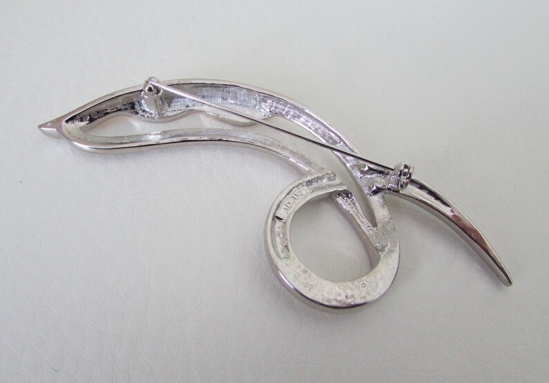 Swirl shape brooch