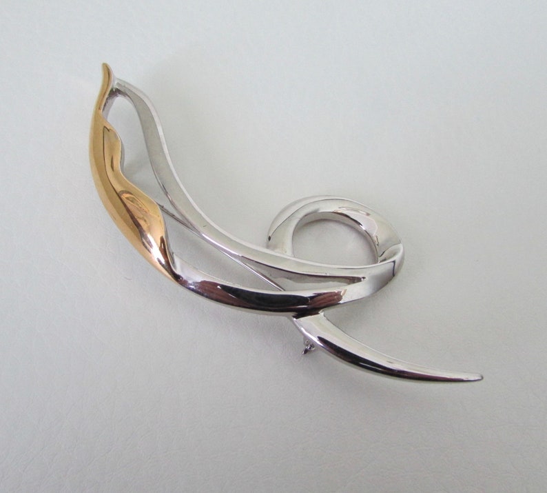Swirl shape brooch