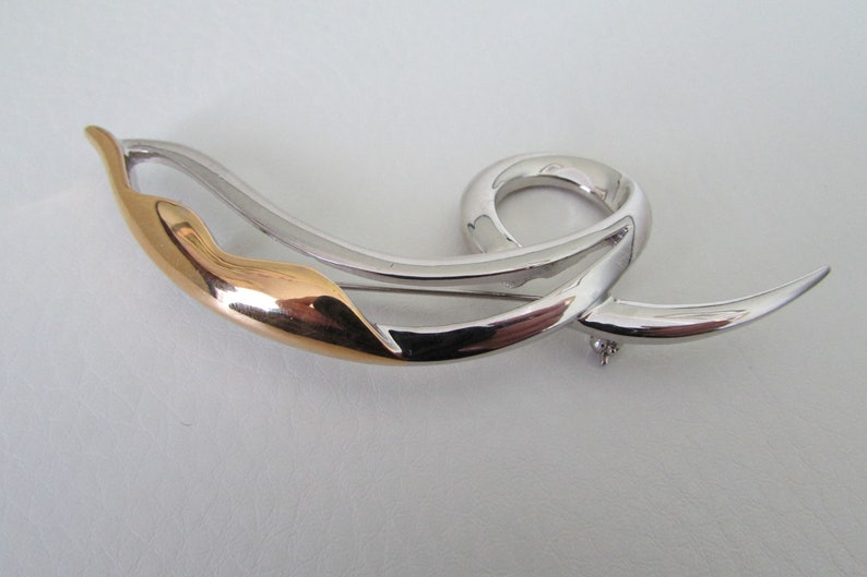 Swirl shape brooch