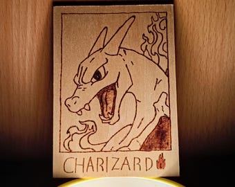 Calamita Charizard in Legno Pirografata a Mano - Carta Collezionabile Stile Polaroid, Magnete da Frigo Artigianale, Regalo Nerd