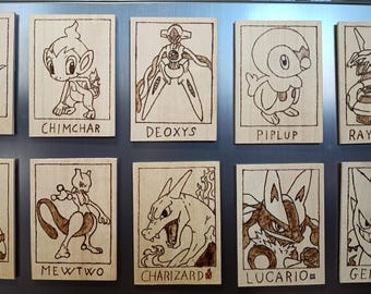 Calamita Charizard in Legno Pirografata a Mano - Carta Collezionabile Stile Polaroid, Magnete da Frigo Artigianale, Regalo Nerd
