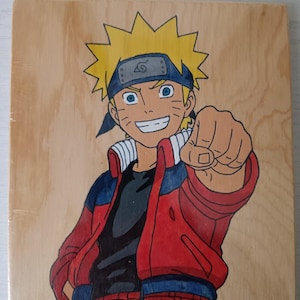 Può includere: Opera d'arte dipinta a mano di un personaggio anime sorridente con capelli gialli a punta, occhi blu e una fascia blu. Il personaggio indossa una giacca rossa con dettagli blu sopra una maglietta nera. L'opera è su una superficie di legno.