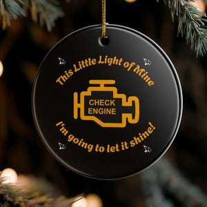 Ceramiczna ozdoba w kształcie kontrolki Check Engine – pomysł na fajny prezent – This Little Light of Mine – świąteczna zabawa – wiele kolorów