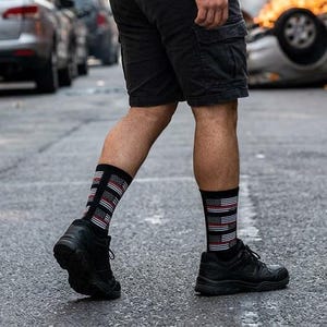 Calzini con la bandiera americana "Thin Red Line" / Omaggio ai vigili del fuoco, motivo bandiera nera e rossa