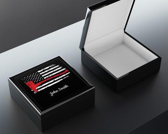 Erinnerungsbox - Rote Feuerwehraxt mit dünner Red Line Flagge - Anpassen - Mehrere Farben