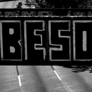 Be Someone Houston Skyline Druck – Urban Street Art Wanddekor | Inspirational Graffiti Poster | Schwarz-Weiß-Texas Stadtbild Kunst