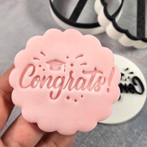Congratulazioni Timbro Fondant – Goffratore per cupcake e biscotti personalizzato / Timbro di laurea / Strumento per torte di celebrazione / Accessorio per la cottura