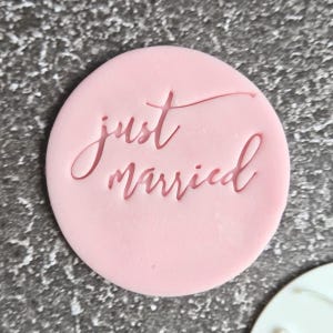 Классический шрифт Just Married для печенья | Индивидуальное свадебное печенье | Эмбоссеры для помадки / глазури для кексов РАЗМЕР M&S