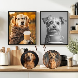 Könnte beinhalten: Zwei gerahmte Hundeporträts. Eines zeigt einen Golden Retriever mit Brille, Schal und einer Kaffeetasse. Das andere ist ein Schwarz-Weiß-Porträt eines kleinen Hundes mit einer Teetasse. Zwei runde Untersetzer mit Hundeporträts sind ebenfalls abgebildet.