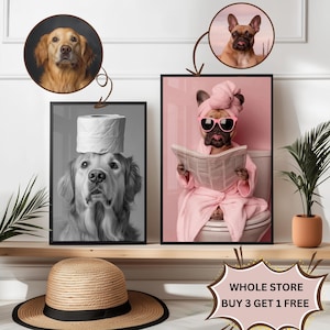 Op de afbeelding: Twee ingelijste prints van honden. De print aan de linkerkant is een zwart-witfoto van een golden retriever met een toiletrol op zijn kop. De print aan de rechterkant is een kleurenfoto van een Franse bulldog die een roze badjas en een zonnebril draagt en een krant leest. De tekst onderaan de afbeelding luidt "Whole Store Buy 3 Get 1 Free".