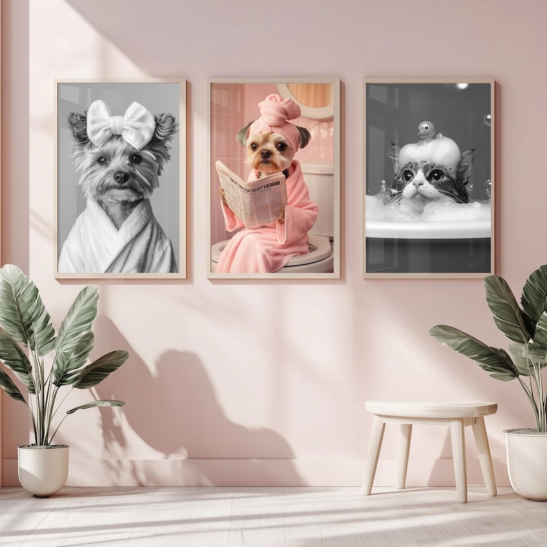 Op de afbeelding: Drie ingelijste zwart-witfoto's van huisdieren die verwend worden. De eerste foto toont een Yorkshire Terrier die een witte badjas en een strik draagt. De tweede foto toont een Yorkshire Terrier die een roze badjas draagt en een krant leest. De derde foto toont een kat die een witte badjas draagt en een bad neemt.