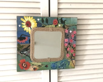 Miroir floral bohème décoratif, art mural technique mixte, décoration murale florale rustique, miroir cottage, petit miroir recyclé fabriqué à la main