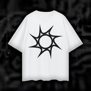 Könnte beinhalten: Weißes T-Shirt mit einem schwarzen Sonnenstrahl-Design. Das Design hat einen zentralen Kreis mit spitzen Strahlen. Das T-Shirt hat einen Rundhalsausschnitt und kurze Ärmel, ideal für den Alltag. Das T-Shirt ist aus weichem Material.