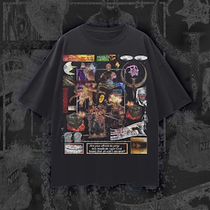 Może przedstawiać: Czarny t-shirt z graficznym wzorem, który zawiera różne obrazy i tekst. Projekt zawiera czaszkę, postać z krzyżem i tekst "Are you afraid to pray too much in case God hears but doesn't answer?" Koszulka ma krótkie rękawy.