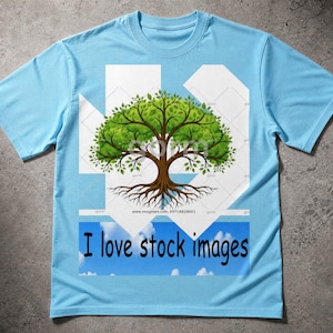 Może przedstawiać: Jasnoniebieski t-shirt z krótkim rękawem z grafiką zielonego drzewa z widocznymi korzeniami umieszczoną na środku klatki piersiowej. Pod drzewem znajduje się prostokątne tło niebieskiego nieba z czarnym napisem "I love stock images".