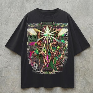 Pode incluir: T-shirt preto com um design gráfico marcante. A arte inclui figuras, uma estrela central e elementos de texto como "DIVINE LIGHT" e "BIO-DATA HARVESTING". O design incorpora cores neon e uma estética futurista.