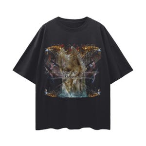 Puede incluir: Camiseta negra con un diseño gráfico que presenta dos cabezas de leopardo y una figura central. El diseño incorpora elementos de la naturaleza y el texto "NATURE AND ORGANIZATION" y "Leopard Messi".