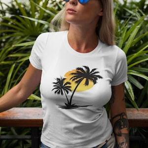 Sunset Palms Women&#39;s Tee, Relaxing Beach Shirt, Summer Vibes Tee, Palm Tree Graphic Vacation T-Shirt, Perfect for Summer!