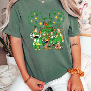 Camiseta de colores cómodos, camiseta de Toy Story, camiseta de San Patricio, camiseta del Sheriff Woody, camiseta de Buzz Lightyear, camiseta de San Patricio de Disney, camiseta de Jessie imagen 9