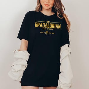 Camiseta de Gradaloriano, Camiseta de Graduación de Star Wars, Camiseta de Mandaloriano, Camiseta de Graduación, Camiseta de Último Día de Clases, Camiseta de Fin de Clases, Camiseta de Este Es El Camino imagen 2