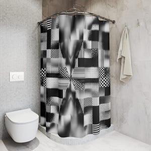 Op de afbeelding: Zwart-wit patroon douchegordijn met een verscheidenheid aan geometrische ontwerpen, waaronder strepen, ruiten en stippen. Het gordijn hangt in een badkamer met een wit toilet en een handdoek. Het algemene thema is modern en abstract.