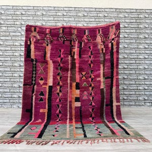 Tapis berbère rose en laine fait main : décoration bohème marocaine colorée