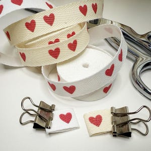 PRONTO PER LA SPEDIZIONE - Nastro in twill, rocchetto piegato da mezzo pollice, in metraggio o tagliato - Etichetta in tessuto stampata da cucire, naturale/bianco - <3 (cuore rosso)