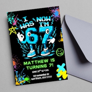 Może przedstawiać: Czarne zaproszenie urodzinowe z tekstem "I was now I'm 67" w białej i niebieskiej pikselowej czcionce. Zaproszenie zawiera tekst "Matthew is turning 7!" oraz szczeg&oacute;ły wydarzenia. Widoczne są r&oacute;wnież kolorowe plamy farby i szara koperta.