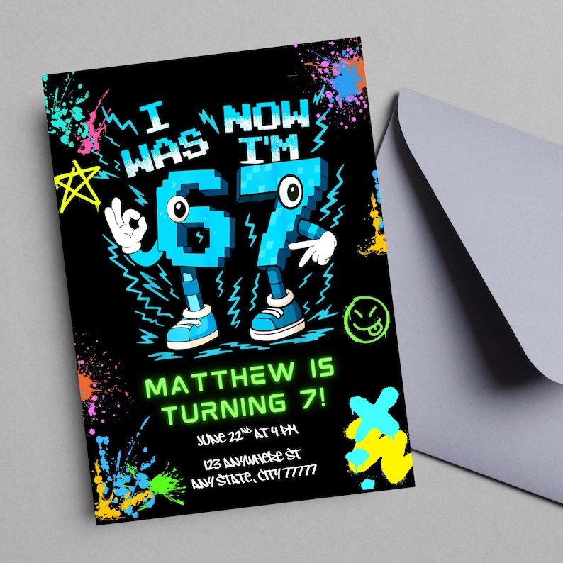 Może przedstawiać: Czarne zaproszenie urodzinowe z tekstem "I was now I'm 67" w białej i niebieskiej pikselowej czcionce. Zaproszenie zawiera tekst "Matthew is turning 7!" oraz szczeg&oacute;ły wydarzenia. Widoczne są r&oacute;wnież kolorowe plamy farby i szara koperta.