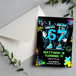 Może przedstawiać: Czarne zaproszenie urodzinowe z napisem "I WAS 6, NOW I'M 7" w pikselowanej niebieskiej czcionce. Zaproszenie zawiera imię "Matthew" i szczeg&oacute;ły imprezy. Widoczne są r&oacute;wnież kolorowe plamy farby i biała koperta.