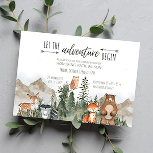 Könnte beinhalten: Babyparty-Einladung mit Illustrationen von Waldtieren. Der Text lautet "Let the adventure BEGIN" und enthält Details zur Veranstaltung. Das Design umfasst ein Reh, einen Waschbären, einen Fuchs, eine Eule und einen Bären.