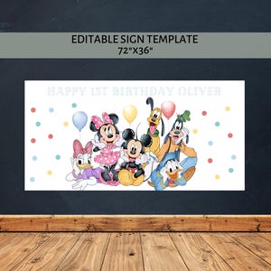 Op de afbeelding: Een wit bord met de tekst "HAPPY 1ST BIRTHDAY OLIVER" en de woorden "EDITABLE SIGN TEMPLATE 72"X36"" bovenaan. Het bord toont stripfiguren waaronder Mickey Mouse, Minnie Mouse, Donald Duck, Goofy en Daisy Duck, met kleurrijke ballonnen en stippen.