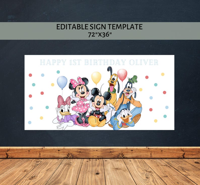 Op de afbeelding: Een wit bord met de tekst "HAPPY 1ST BIRTHDAY OLIVER" en de woorden "EDITABLE SIGN TEMPLATE 72"X36"" bovenaan. Het bord toont stripfiguren waaronder Mickey Mouse, Minnie Mouse, Donald Duck, Goofy en Daisy Duck, met kleurrijke ballonnen en stippen.