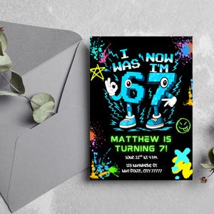 Może przedstawiać: Czarne zaproszenie urodzinowe z napisem "I WAS 6, NOW I'M 7!" w pikselowej niebieskiej czcionce. Zaproszenie zawiera tekst "MATTHEW IS TURNING 7!" oraz szczeg&oacute;ły wydarzenia. Kolorowe plamy farby zdobią krawędzie.
