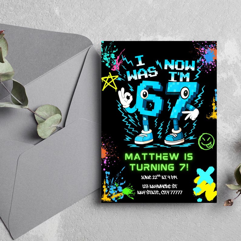 Może przedstawiać: Czarne zaproszenie urodzinowe z napisem "I WAS 6, NOW I'M 7!" w pikselowej niebieskiej czcionce. Zaproszenie zawiera tekst "MATTHEW IS TURNING 7!" oraz szczeg&oacute;ły wydarzenia. Kolorowe plamy farby zdobią krawędzie.