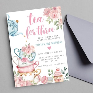 Könnte beinhalten: Eine Aquarell-Einladung für eine Teeparty mit dem Text "Tea for Three" in rosa Schrift. Die Einladung enthält Illustrationen von Teetassen, Blumen und einem Cupcake. Die Details umfassen Datum, Uhrzeit und Ort der Party.