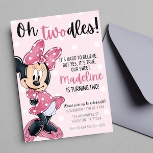 Puede incluir: Invitación de cumpleaños rosa de Minnie Mouse con el texto "Oh twodles!" y "¡Madeline cumple dos años!" La invitación incluye detalles del evento e información de RSVP. Un sobre gris está en el fondo.