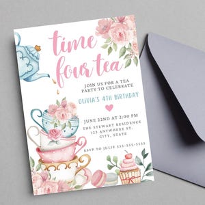 Può includere: Un invito ad acquerello per un tea party, con tazze da tè impilate, decorazioni floreali e la scritta "time four tea". L'invito è per il 4° compleanno di Olivia, con dettagli tra cui data, ora e luogo. Una busta grigia sullo sfondo.