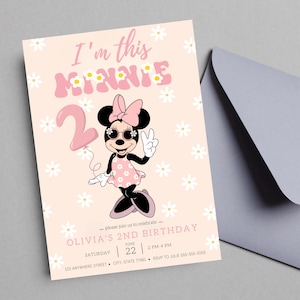 Può includere: Un invito di compleanno rosa chiaro con motivo a margherite, il testo I'm this MINNIE, un palloncino a forma di numero 2 e un topo dei cartoni animati con occhiali da sole e vestito a fiori. La carta include i dettagli del compleanno di Olivia.